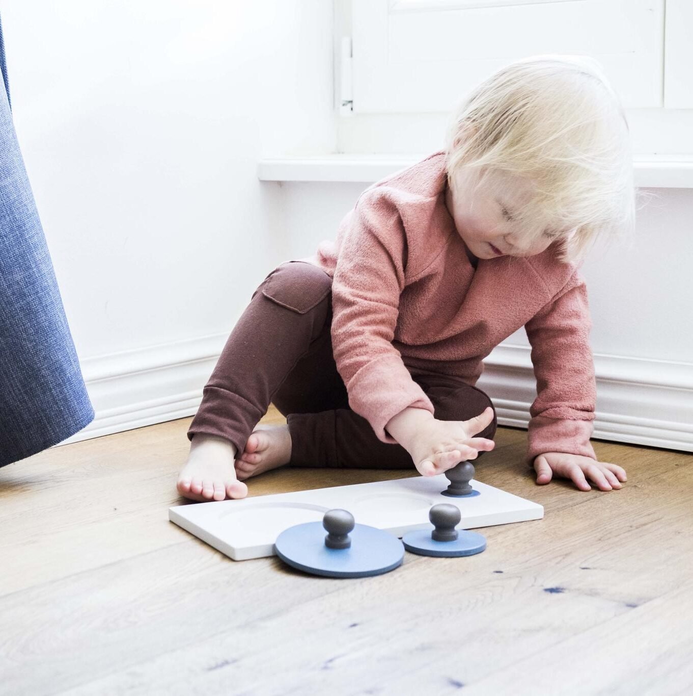 Solid Montessori Wood Shape Puzzle - Circles in Various Sizes - Kindeco